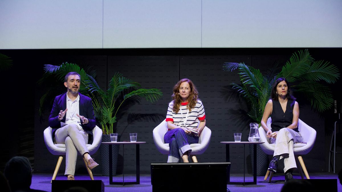 Ignacio Escolar, Neus Tomàs y Olga Rodríguez, durante la charla con socios del FIC, en Barcelona.