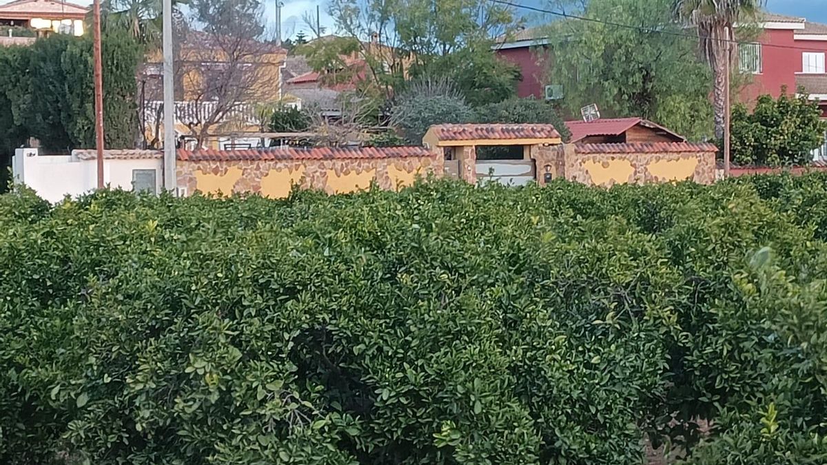 La Pobla de Vallbona asfixia a los agricultores del norte del municipio por el bloqueo de una depuradora