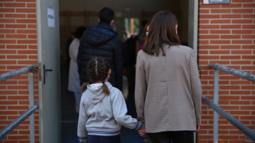 Una niña espera para recibir la vacuna contra el Covid-19