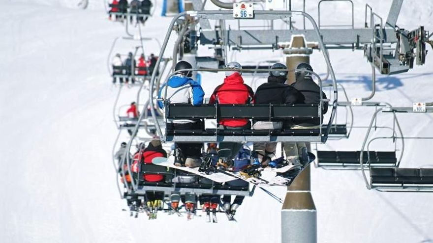 Francia cierra cuatro estaciones de esquí mientras Aragón destina 140 millones de dinero público a sus centros invernales