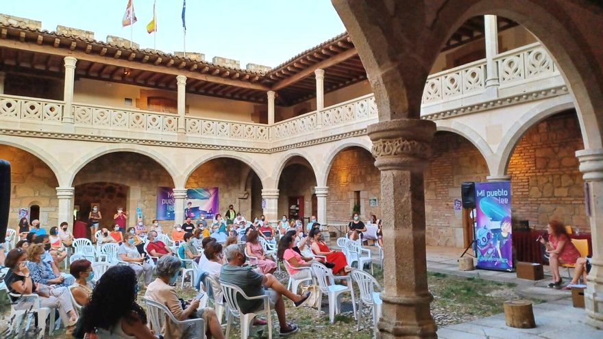 La iniciativa 'Mi pueblo lee' con la escritora Cristina Fallarás en La Adrada.