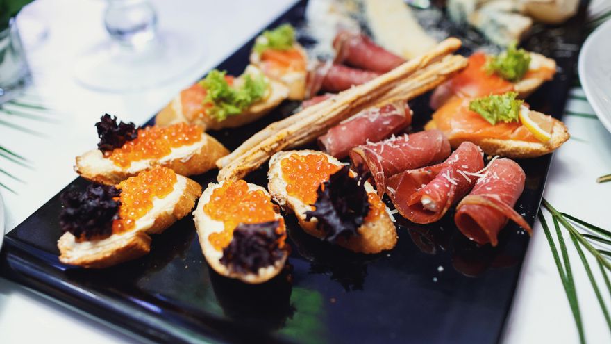 Cinco aperitivos fáciles y ligeros que puedes hacer en la freidora de aire o en el horno para las comidas de Navidad