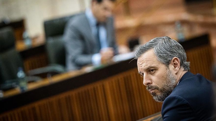 El consejero de Hacienda, Juan Bravo, en el Parlamento, con el presidente Juan Manuel Moreno al fondo.