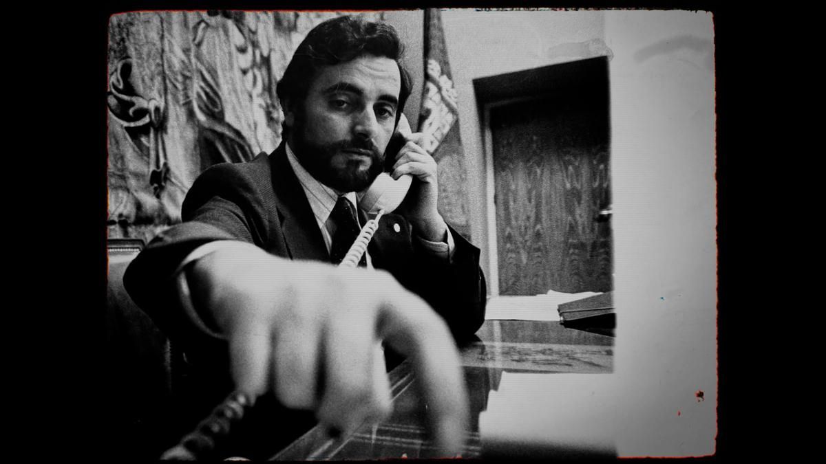 Julio Anguita, en su despacho de la Alcaldía de Córdoba, en una imagen de la película.