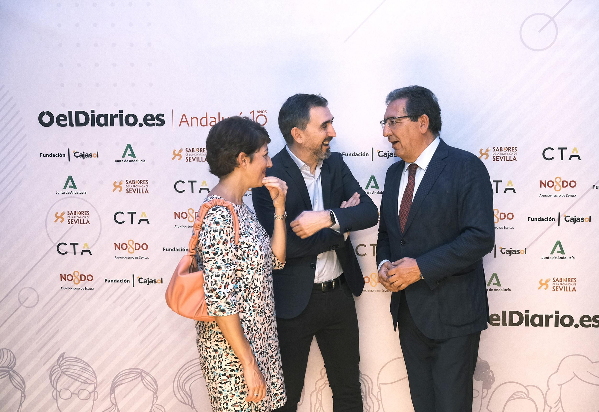 Antonio Pulido, presidente de la Fundación Cajasol, charlando con Lloret y Escolar