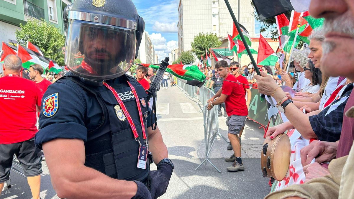 Un detenido en las protestas propalestinas en la meta de la etapa de la Vuelta en Monforte