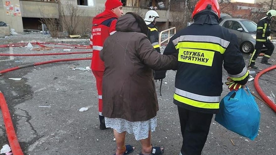 Una mujer es evacuada tras un bombardeo en una zona residencial en la capital, Kiev.