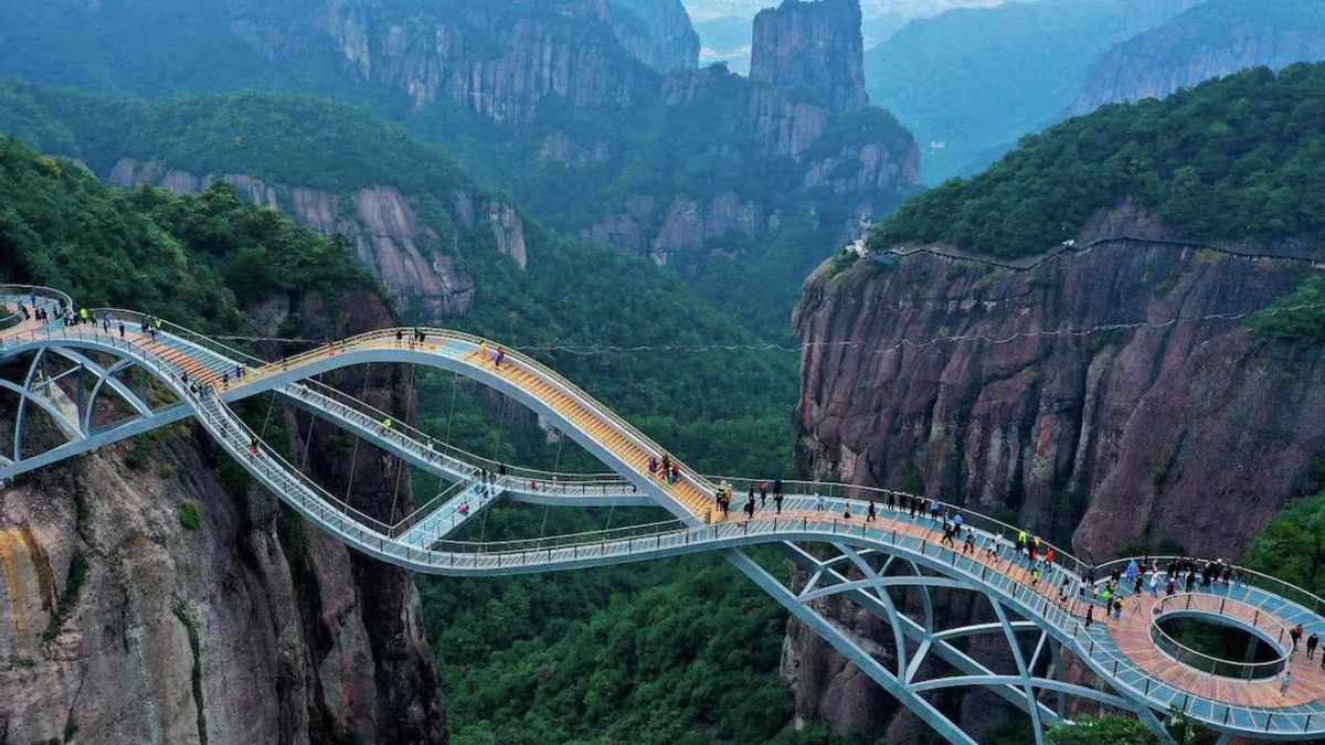 La estructura está compuesta por tres puentes ondulantes entrelazados que forman una unidad sólida de acero y cristal