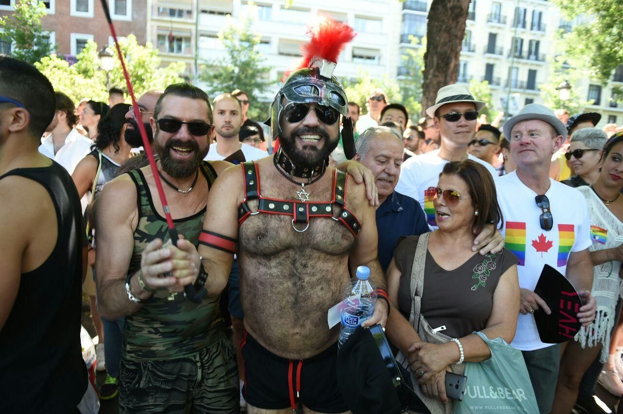 Dos amigos, uno disfrazado de militar y el otro de romano, se preparan para el desfile