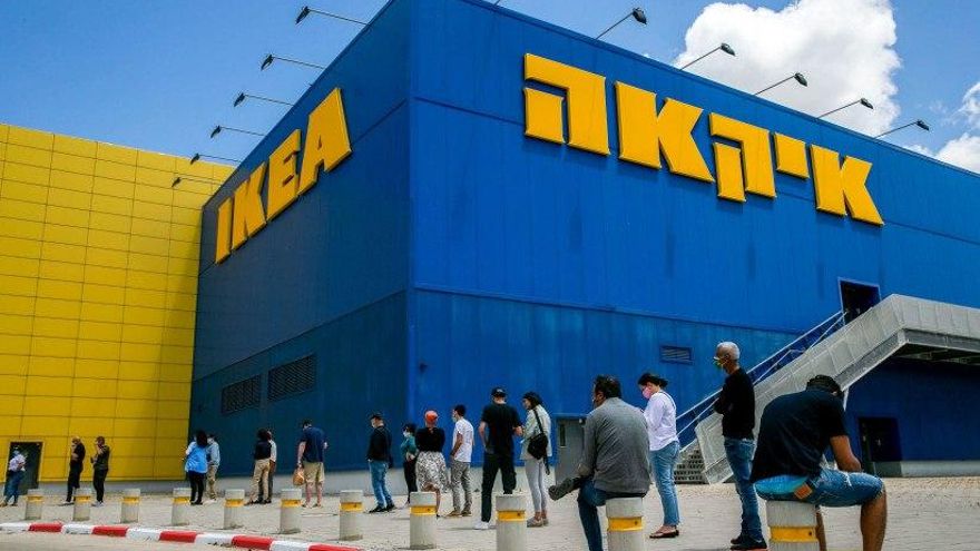 Un hombre se vacuna contra la COVID-19 en una tienda de IKEA en Rishon Lezion, Israel, el 22 de febrero de 2021