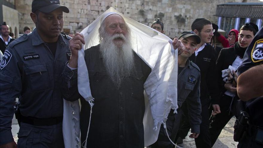 Cinco detenidas en el Muro de las Lamentaciones por usar prendas masculinas