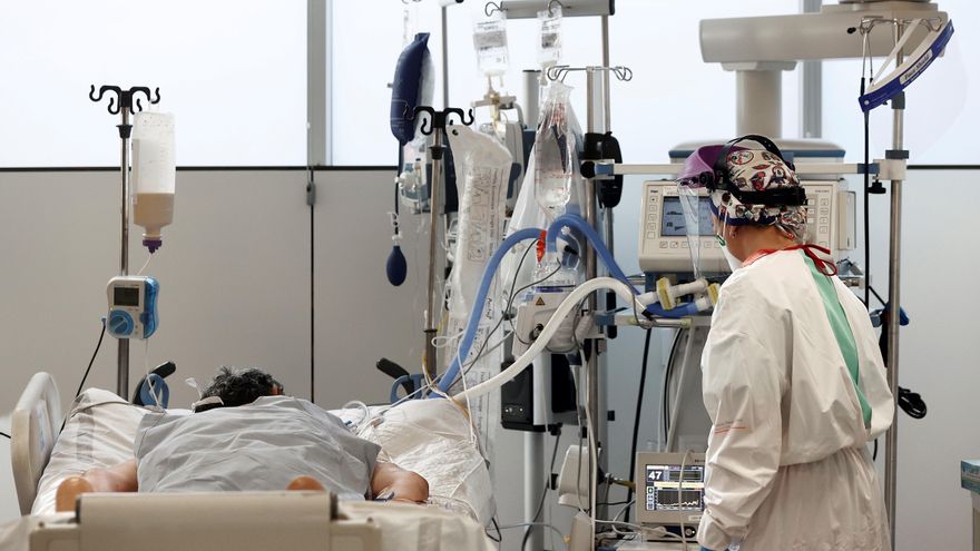 Una enfermera de la UCI del Complejo Hospitalario de Navarra atiende a un paciente ingresado en la Unidad de Cuidados Intensivos. EFE/Jesús Diges