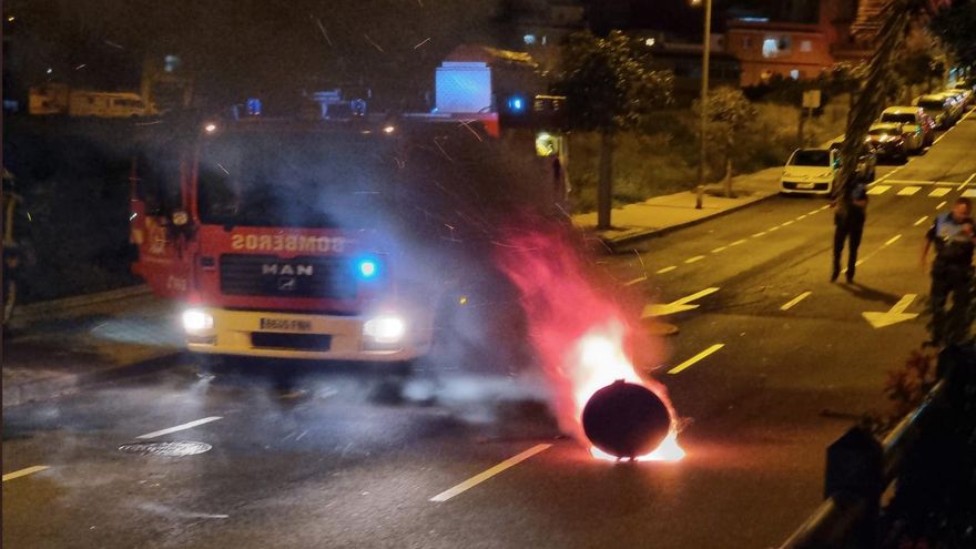Una importante emisión de humo y llamas "de origen desconocido" afecta a un barrio de Tenerife: la Policía recomienda cerrar puertas y ventanas