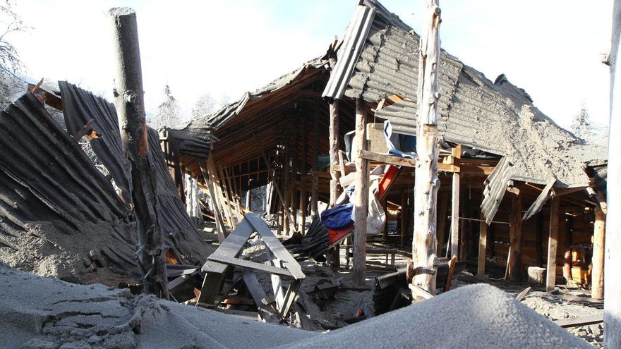 Las cenizas del  Puyehue - Cordón Caulle cayeron como una lluvia seca y destructiva en Villa La Angostura.
