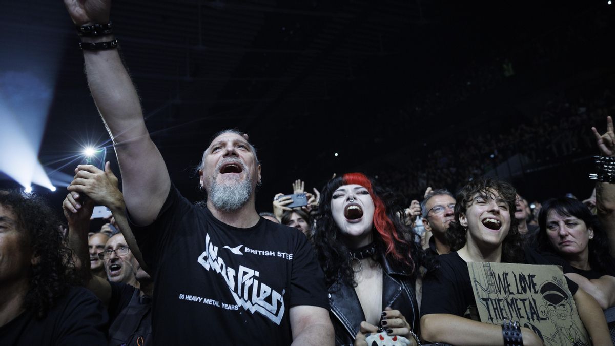 Asistentes al concierto de la legendaria banda británica de heavy metal Judas Priest en el Navarra Arena de Pamplona
