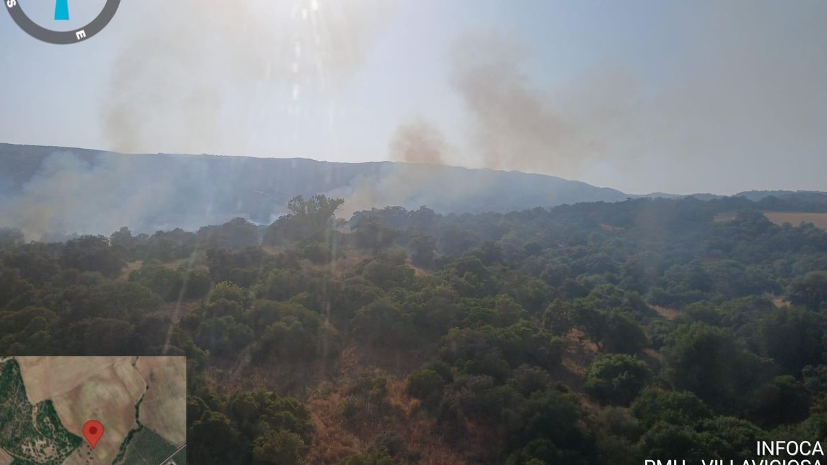 El Infoca combate un incendio forestal en la sierra de Hornachuelos