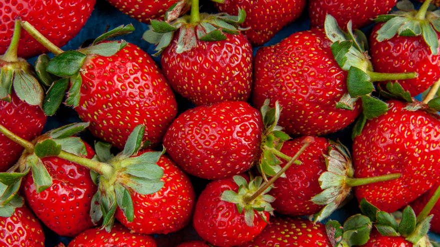 Ni con nata ni con azúcar: cuatro ideas sencillas para incluir las fresas en tus platos de manera saludable