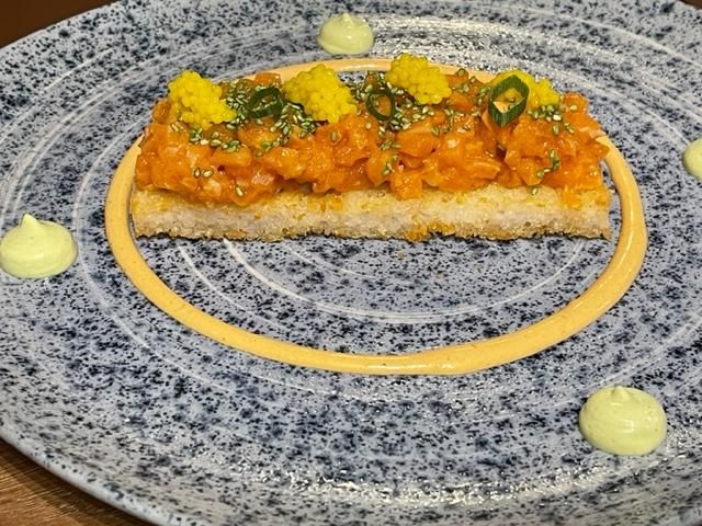 Tartar de Salmón sobre arroz crujiente