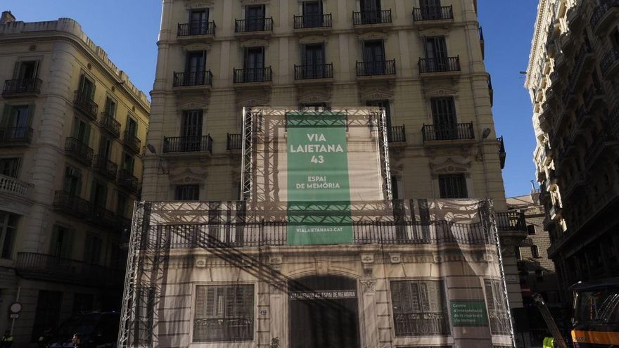 Archivo - Lona reivindicativa ante la fachada de la Jefatura Superior de la Policía Nacional en el edificio de Vía Laietana de Barcelona para pedir que el edificio se convierta en un espacio de memoria