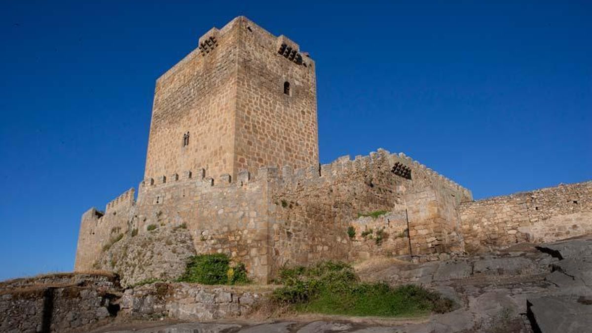Un paseo de ronda protegido recorre la parte superior de la muralla, mientras que un muro interior divide el espacio interior