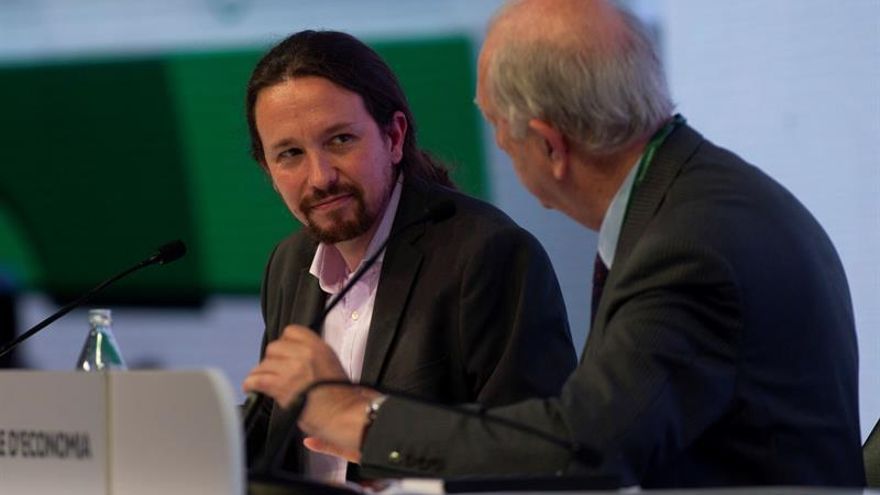 Iglesias defiende ante los empresarios reducir la jornada y aumentar la fiscalidad