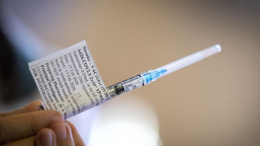 Un trabajador de la salud sostiene una vacuna contra la covid-19 de la empresa Johnson & Johnson (J&J). EFE/EPA/NIC BOTHMA/Archivo