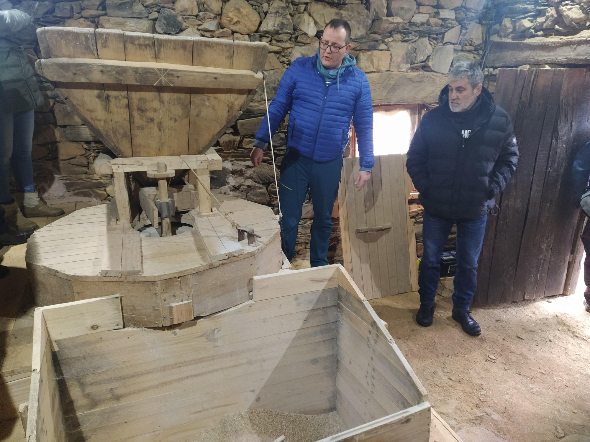 Carlos Méndez explicando el funcionamiento del molino de La canal de Abajo