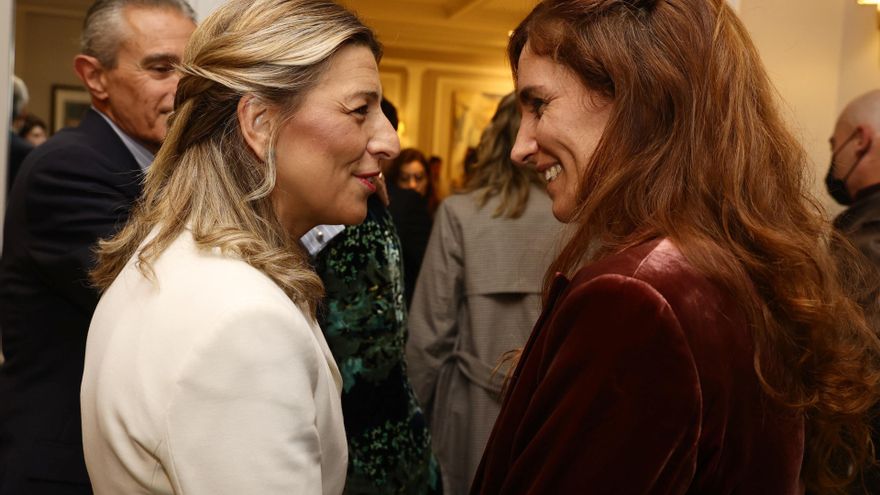 Archivo - La vicepresidenta segunda y ministra de Trabajo, Yolanda Díaz (i), y la portavoz de Más Madrid, Mónica García (d), conversan a su llegad al Desayuno Informativo de Europa Press, en el Hotel Rosewood Villa Magna, a 4 de mayo de 2022, en Madrid (E
