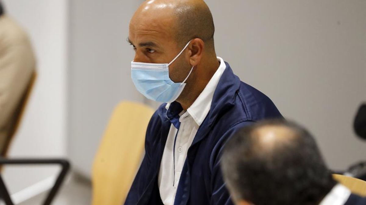 La Audiencia de Las Palmas ha condenado este lunes a nueve años de prisión al patrón de una patera. En la imagen, el acusado (i) junto a un traductor durante el juicio. EFE/ Elvira Urquijo A.