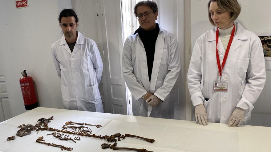 Parte del equipo investigador, junto a los restos de la pequeña.