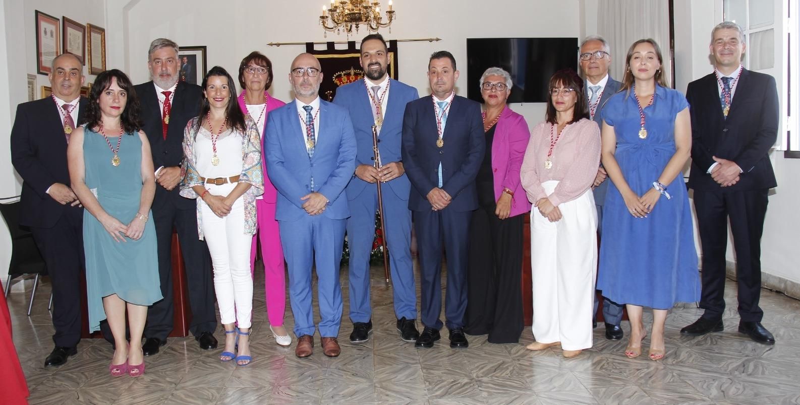 Jonathan Felipe con los miembros de la Corporación de Breña Alta.