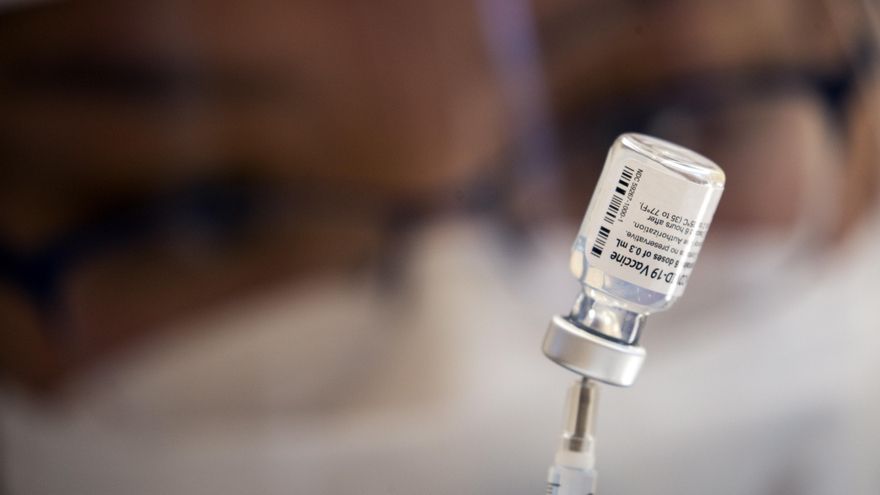 EE.UU. aprueba la tercera dosis de Pfizer para mayores de 65 años y otros casos