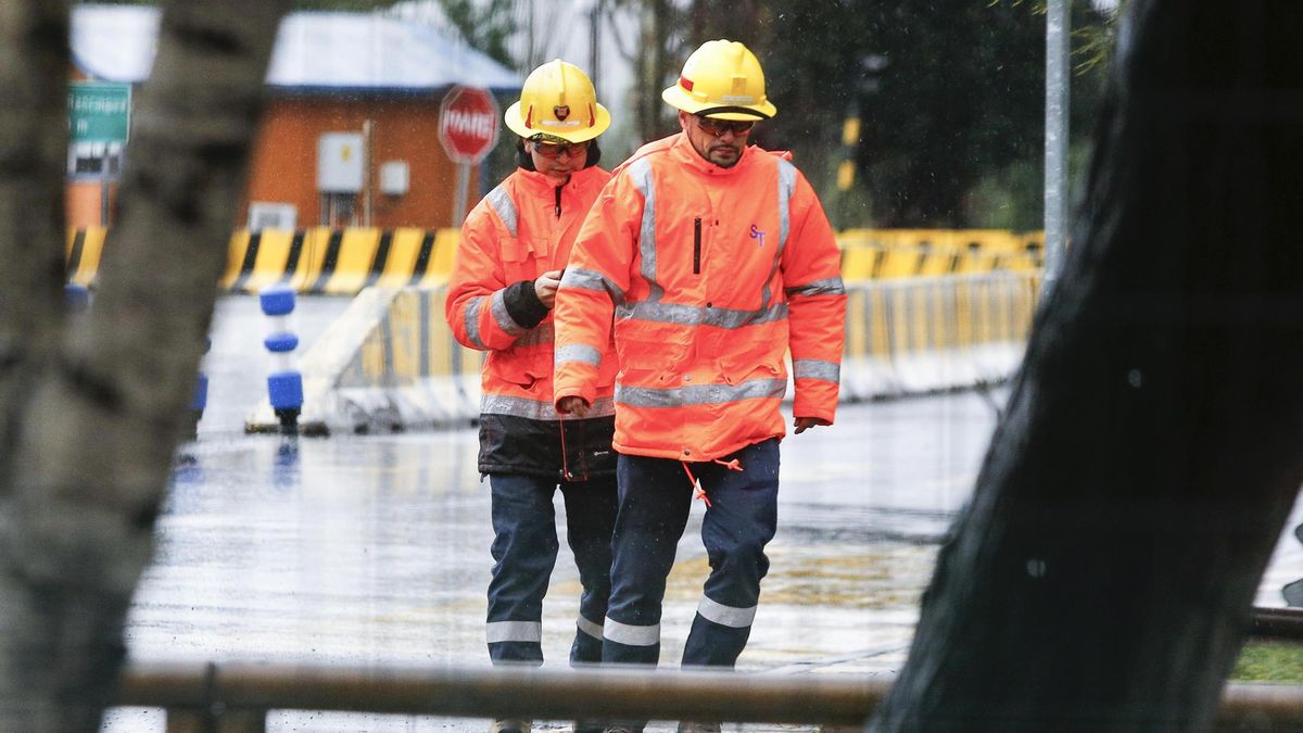 Trabajadores de la mina El Teniente custodian el acceso al yacimiento este viernes, en Rancagua (Chile).