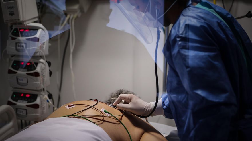 Médicos y enfermeros trabajan en una Unidad de Cuidados Intensivos , en el Hospital de la Provincia de Buenos Aires (Argentina), en una fotografía de archivo. EFE/ Juan Ignacio Roncoroni