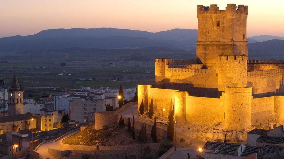 Construido a finales del siglo XII, este castillo conserva grafitis islámicos y cristianos realizados por prisioneros