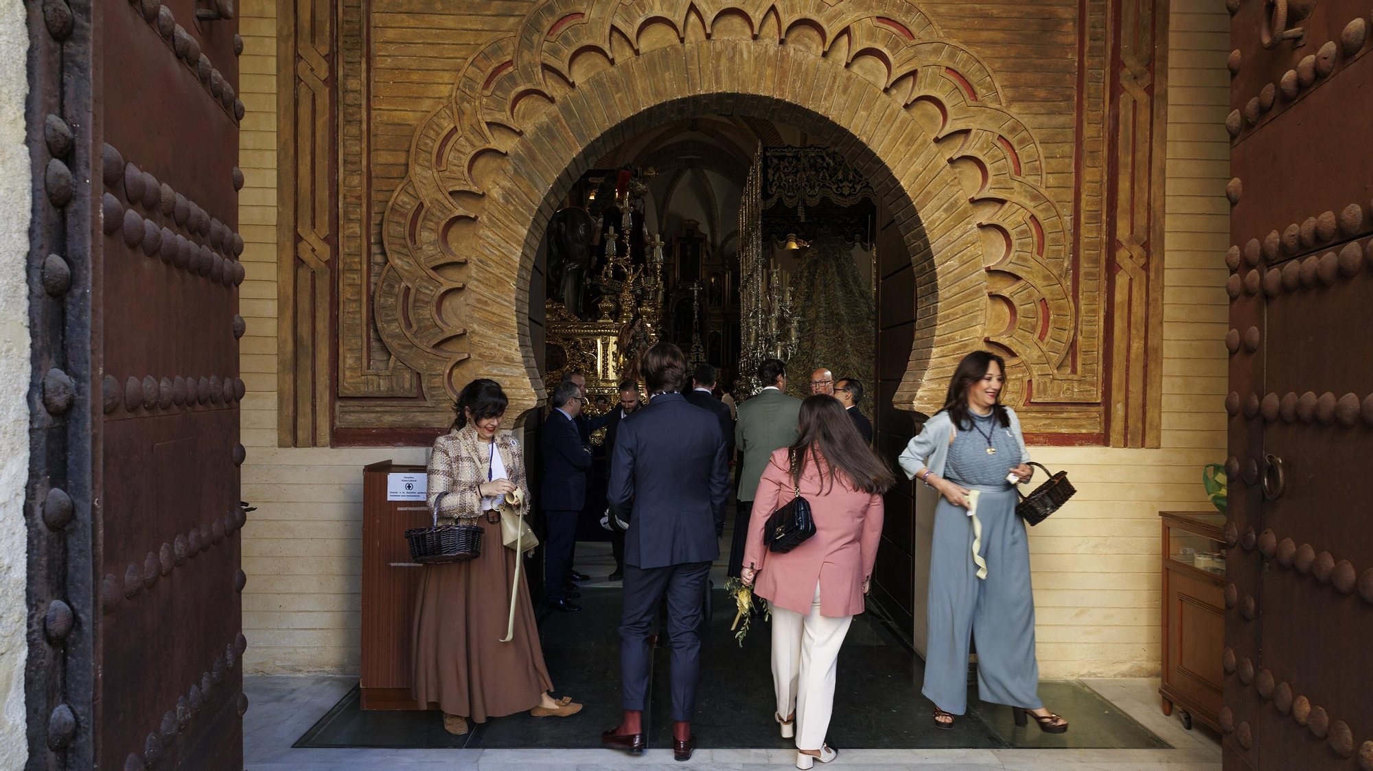 A la entrada de la Iglesia Santa Catalina