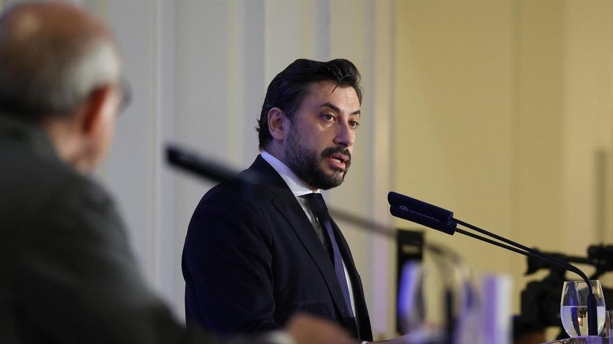 El portavoz del Grupo Parlamentario Popular en la Asamblea de Madrid, Carlos Díaz-Pache, durante un desayuno informativo, en el hotel Four Seasons, a 15 de junio de 2026, en Madrid (España).