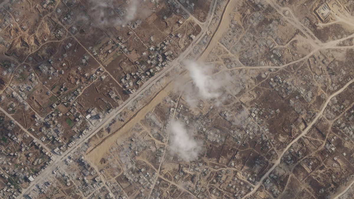 La barrera que construye Israel, todavía inacabada, cerca de la localidad de Jan Yunis, en el sur de Gaza.