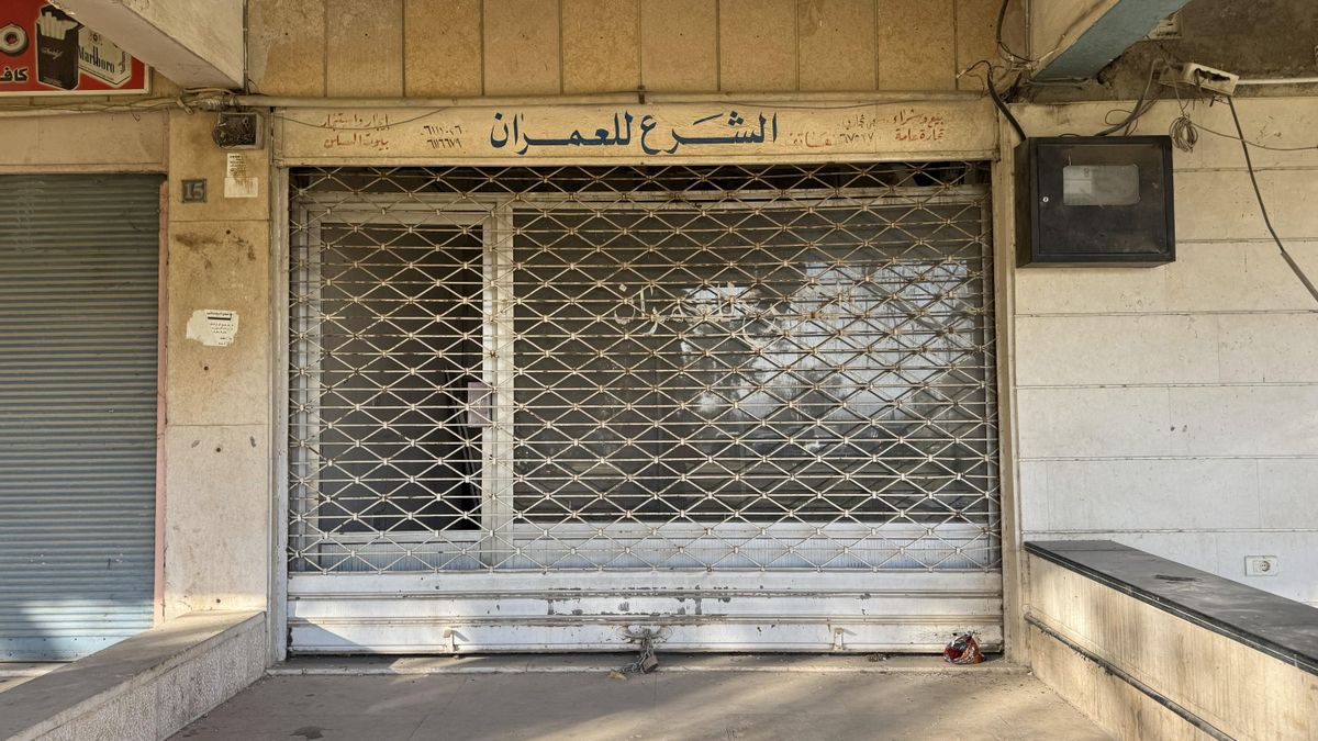 La antigua inmobiliaria del padre del presidente sirio, donde aún puede leerse Construcciones Al-Sharaa.