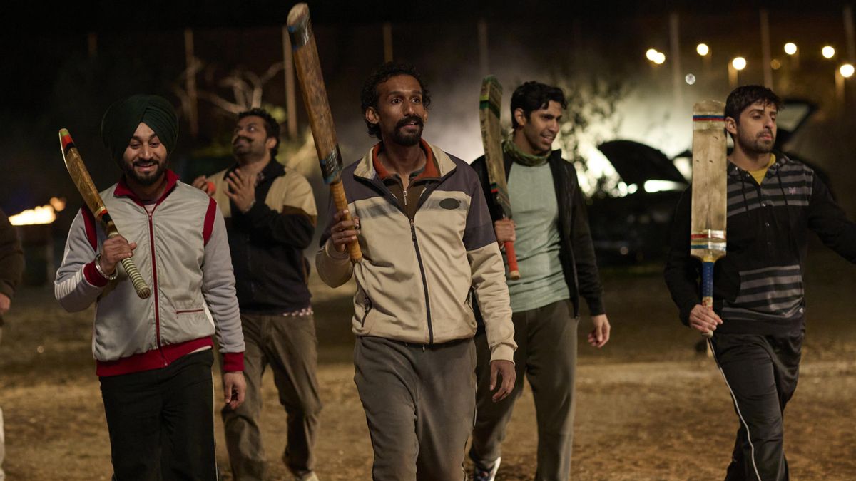 Los protagonistas de 'La roja' juegan al cricket en un momento de la película