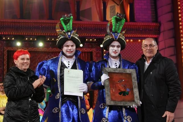 Premio a 'Los Nietos de Sarymanchez' en la final de murgas 2015. FOTO: Cirenia Vico.