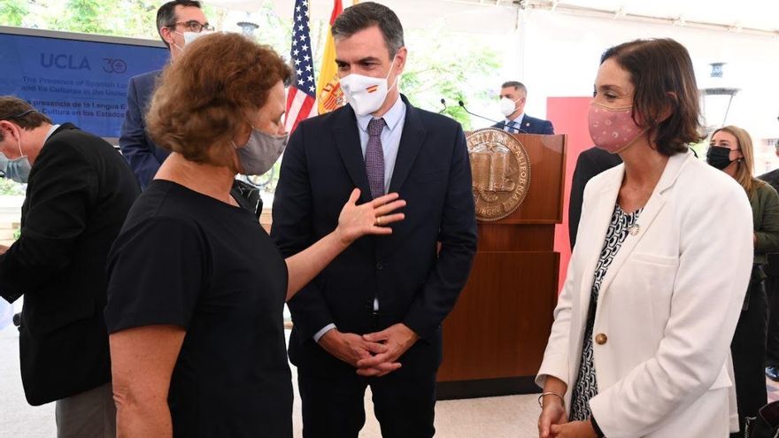 El presidente del Gobierno, Pedro Sánchez, con la ministra de Industria, Reyes Maroto.