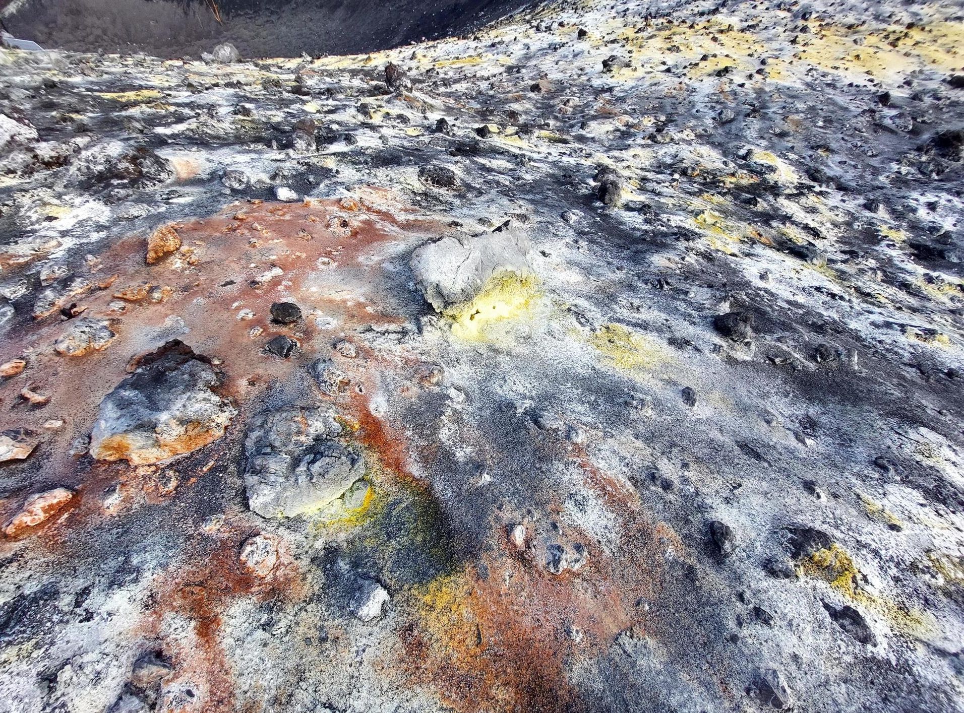 Suelo cercano al cráter del volcán de La Palma