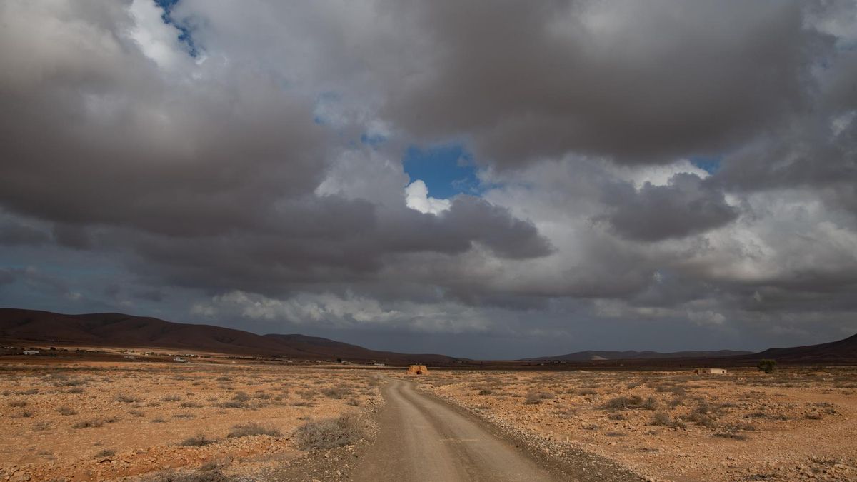 Vista de los cielos nubosos en Los Llanos de la Concepción en el municipio de Puerto del Rosario, Fuerteventura, este pasado sábado, 11 de octubre.