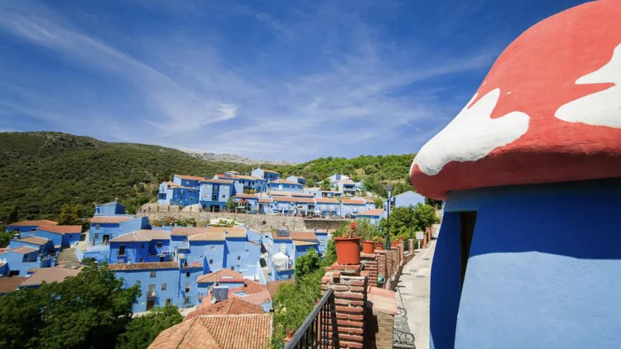 Está en Málaga y, gracias a sus figuras gigantes, murales y casitas pintadas de azul, fue declarado el primer pueblo pitufo del mundo