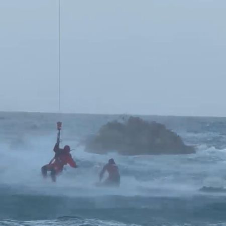 Un momento del rescate de los bañistas en la playa de La Franca, en el concejo de Ribadedeva.