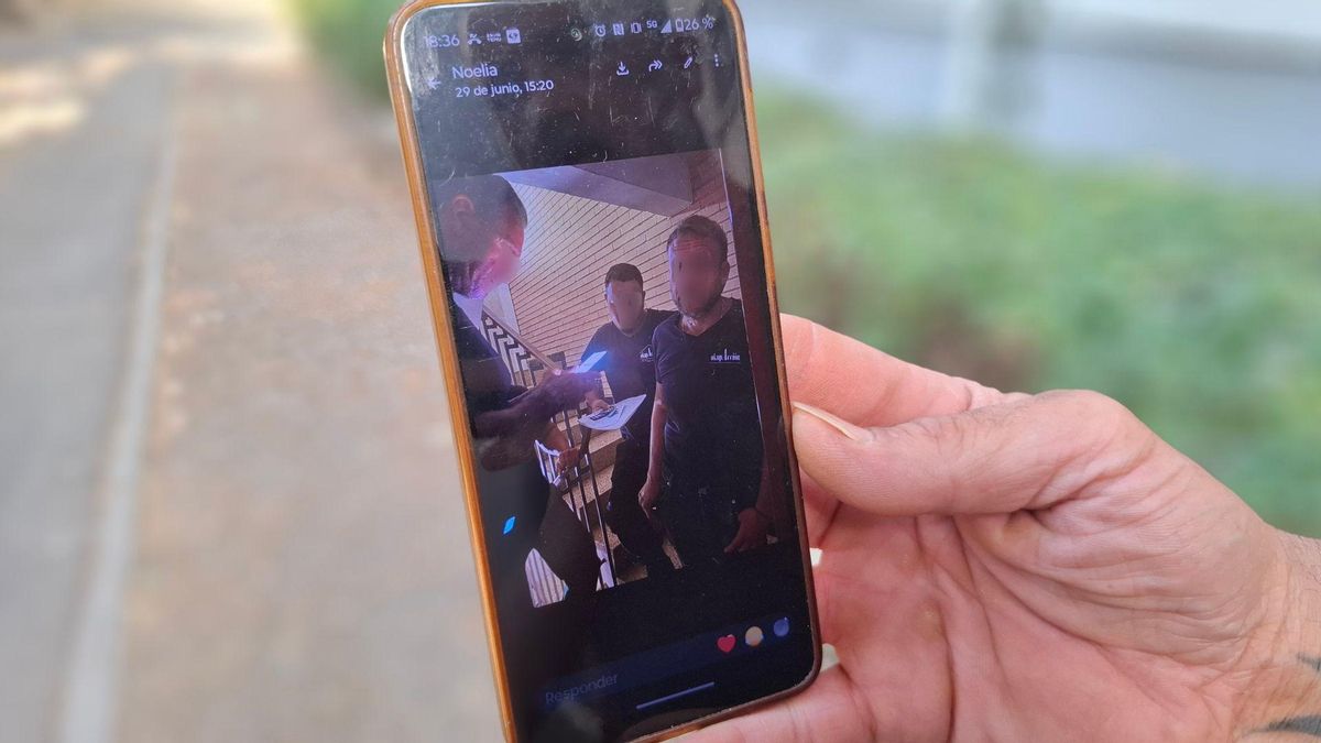 Alberto muestra una captura de su móvil con el vídeo que grabó a los integrantes de Ia empresa Okupacción en una visita a su vivienda.