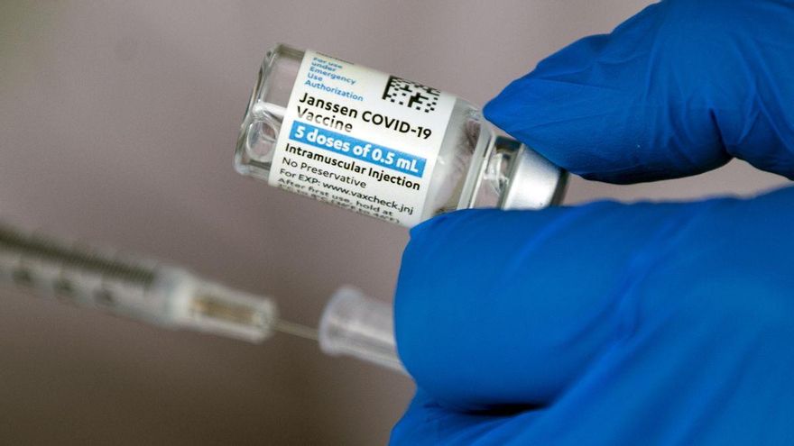 Janssen suspende la distribución de su vacuna en la Unión Europea por vincularse con seis casos de trombos