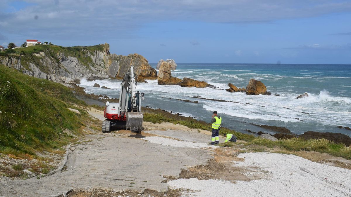 Piélagos repara el acceso a la playa de La Arnía y exige a Costas mejorar la seguridad en Somocuevas