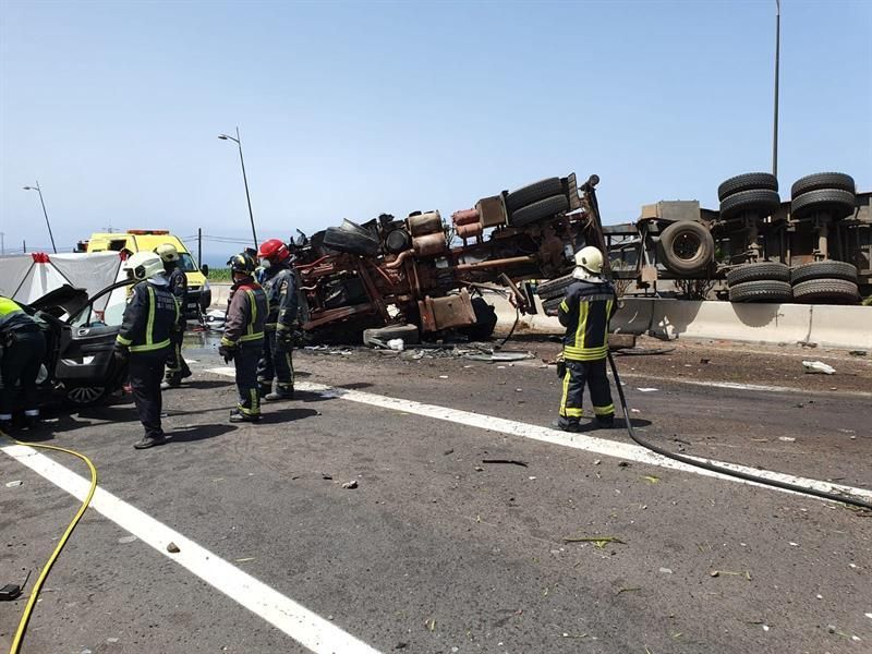 Camión accidentado en la TF-1